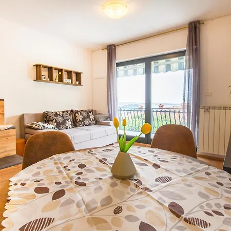 Lovely In With Kitchen Apartment *